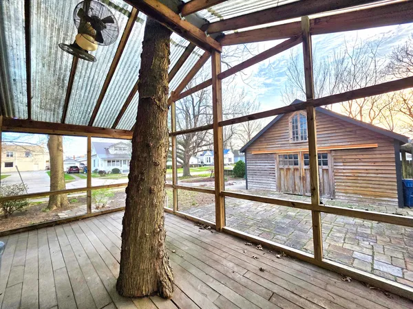 $156,000 | 102 West 3rd Street, Flora, IL 62839