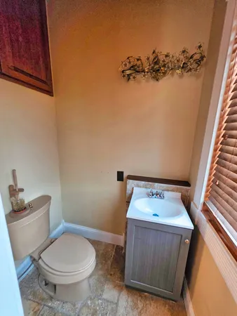 $156,000 | 102 West 3rd Street, Flora, IL 62839