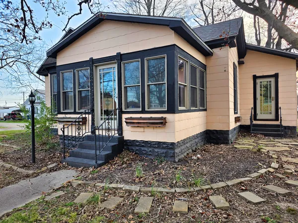 $156,000 | 102 West 3rd Street, Flora, IL 62839