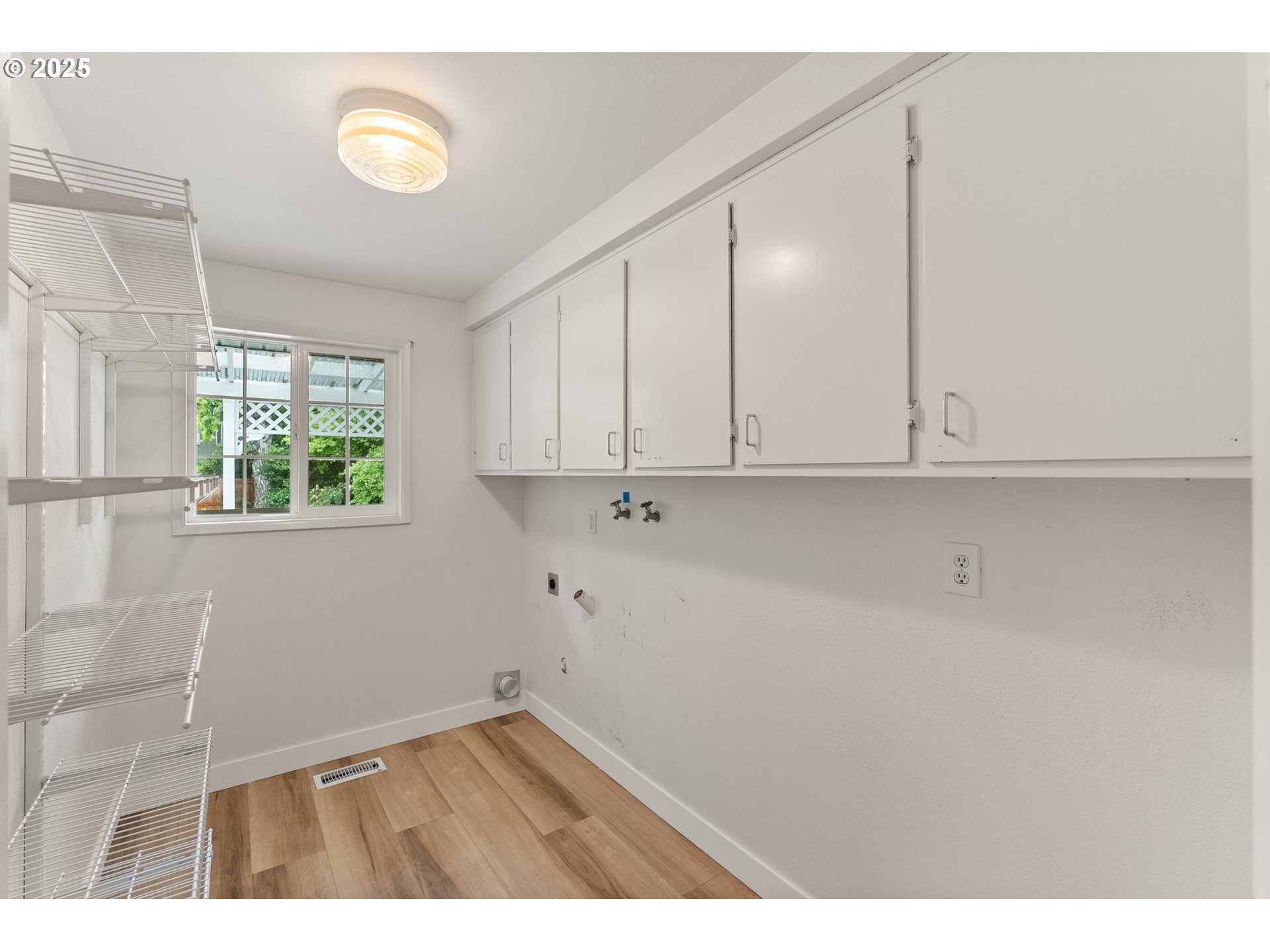 420 Mar Loop Eugene, OR 97401 - Photo 17 of 42 Laundry