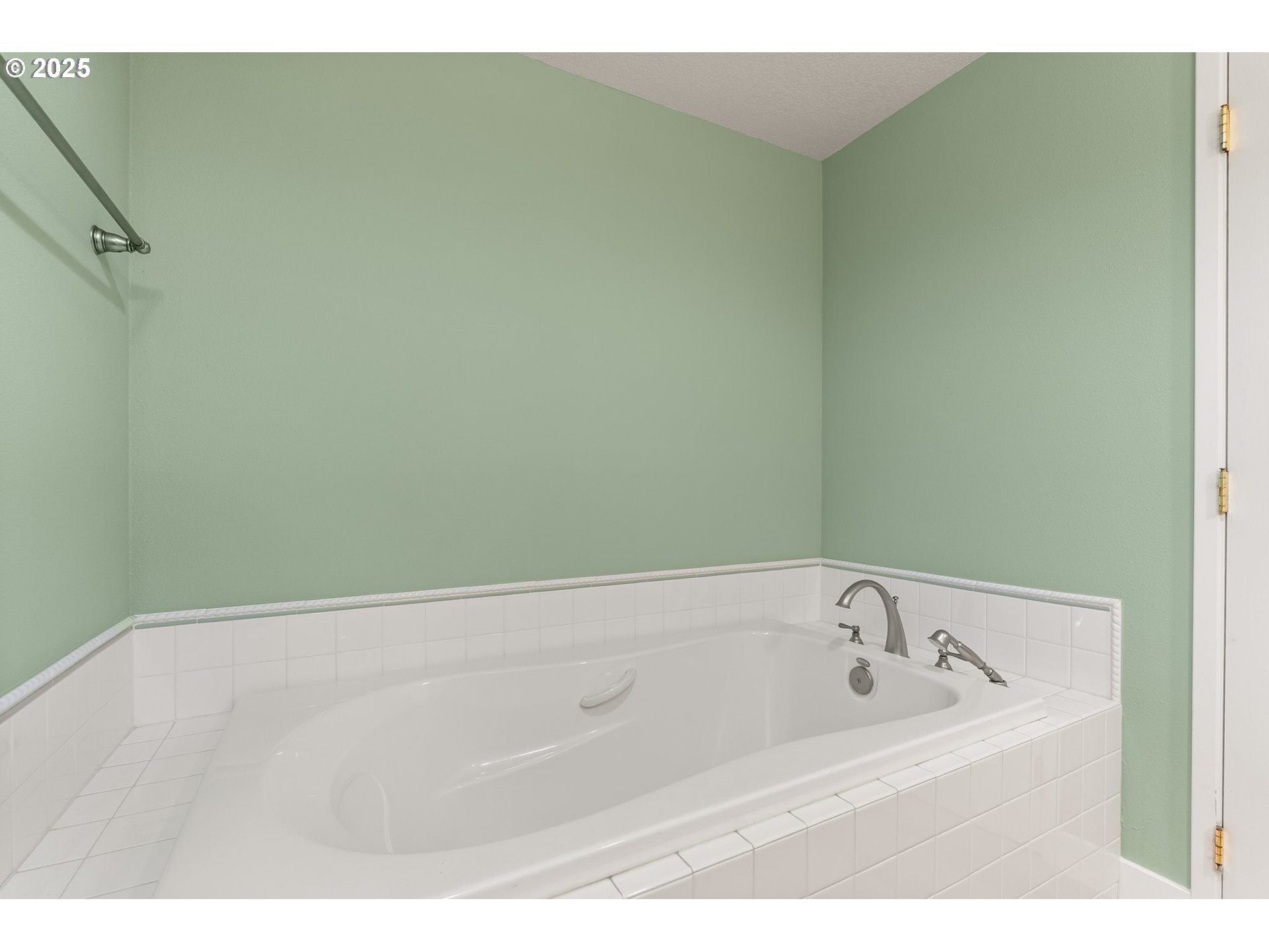 420 Mar Loop Eugene, OR 97401 - Photo 30 of 42 Bathroom, Attached