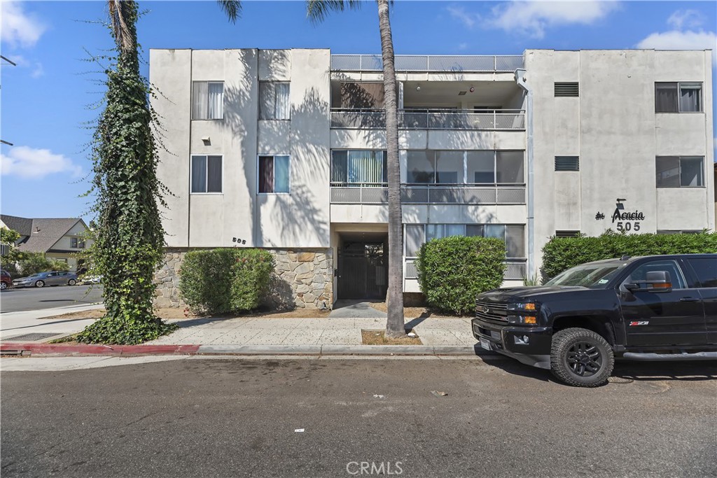 505 Cedar Avenue, Unit 2A Long Beach, CA 90802 - Photo 11 of 71 a view of a car parked in front of a building