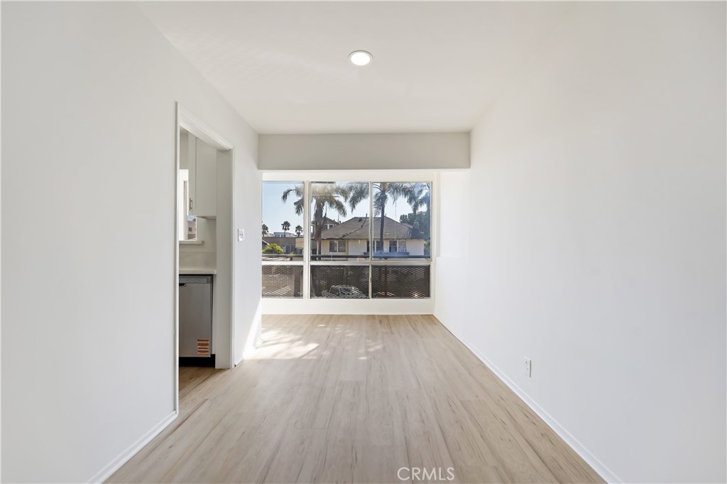 505 Cedar Avenue, Unit 2A Long Beach, CA 90802 - Photo 20 of 71 an empty room with wooden floor and windows