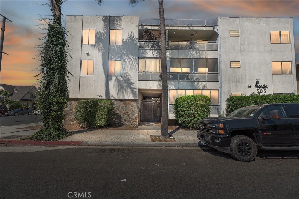 505 Cedar Avenue, Unit 2A Long Beach, CA 90802 - Photo 37 of 71 a car parked in front of a building
