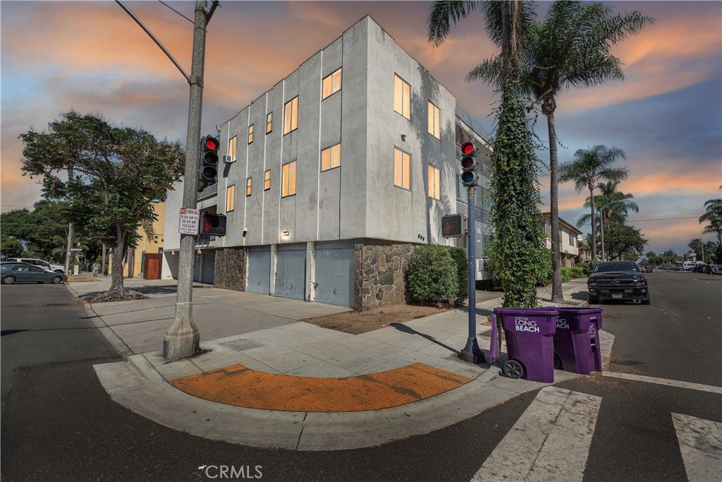 505 Cedar Avenue, Unit 2A Long Beach, CA 90802 - Photo 39 of 71 a view of a house with roof and sitting area
