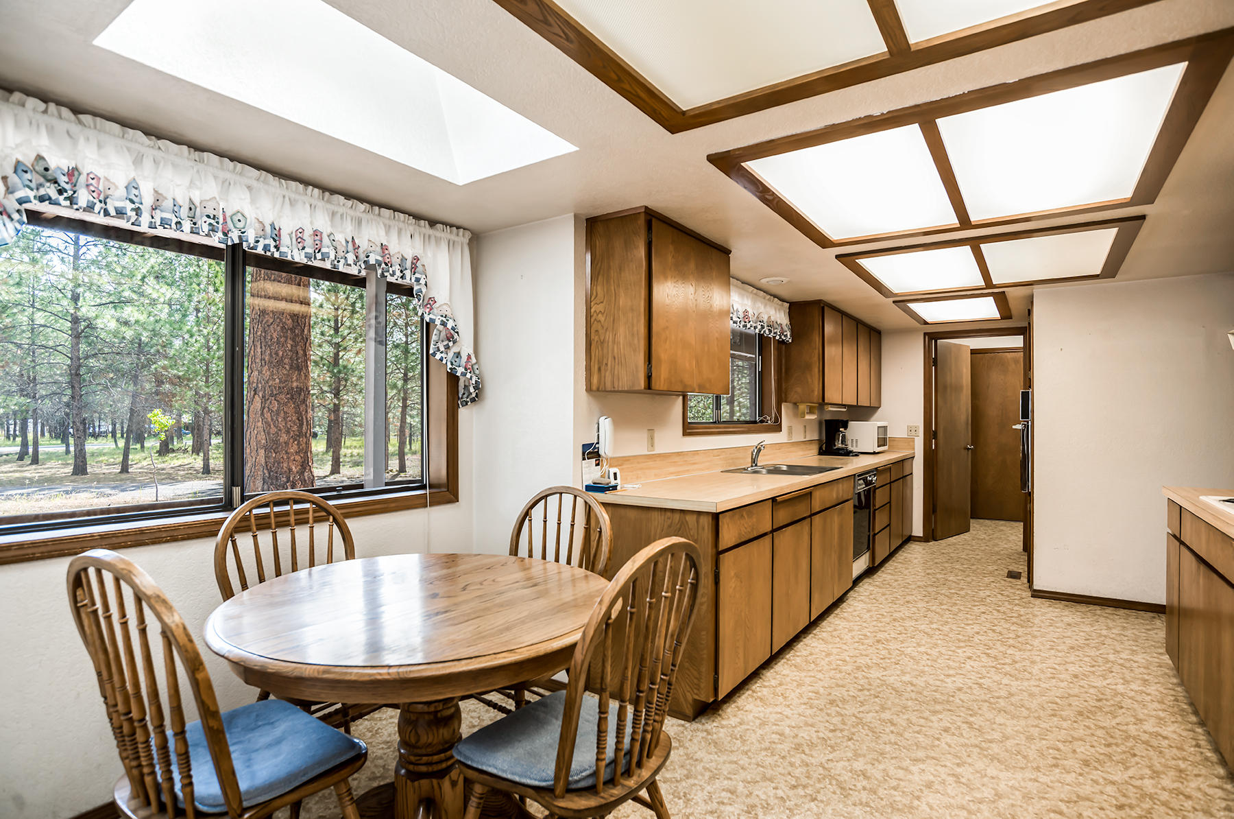 14557 Crossroads Loop Sisters, OR 97759 - Photo 6 of 25 Large light and bright eat-in kitchen with a skylight