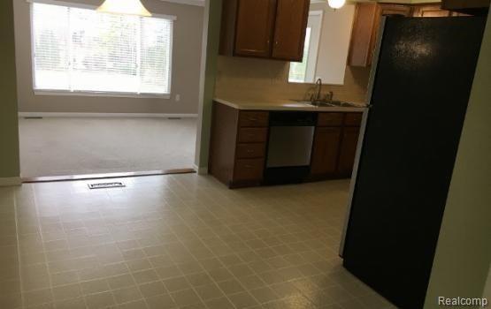 30461 Ridgefield Avenue Warren, MI 48088 - Photo 5 of 17 dining room.jpg