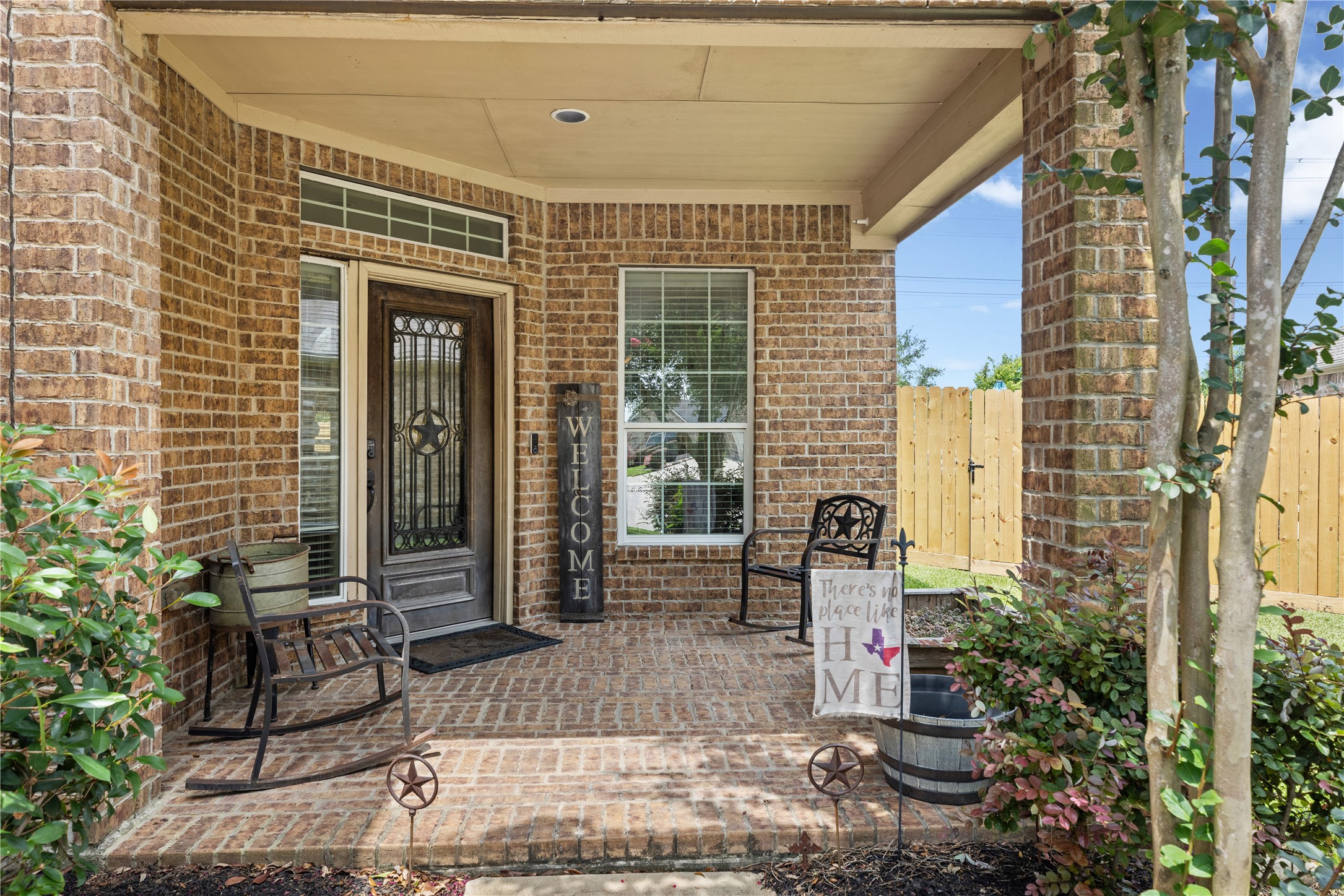 1010 Nantucket Street Pasadena, TX 77503 - Photo 5 of 46 Inviting front porch