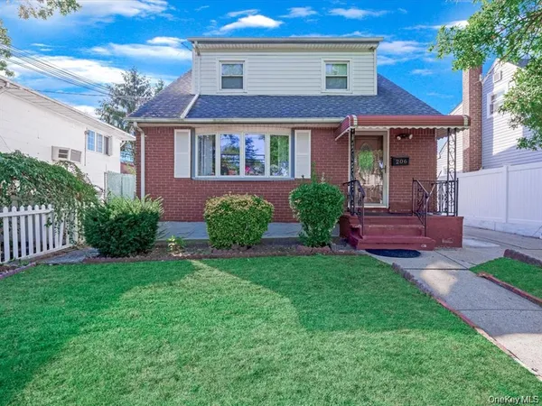 $899,999 | 206 Hunnewell Avenue, Elmont, NY 11003