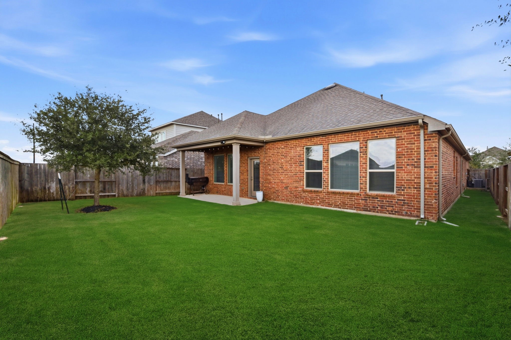 3410 Shockley Lane Rosharon, TX 77583 - Photo 28 of 32 a front view of a house with a garden