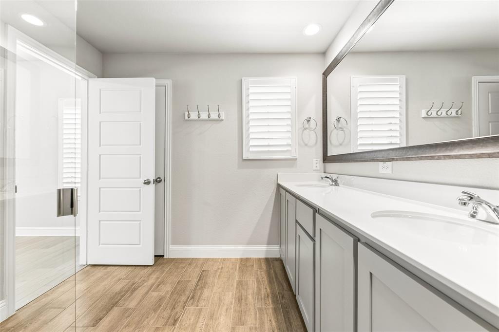 6020 Bursey Road Watauga, TX 76148 - Photo 25 of 33 a bathroom with a sink and a bathtub