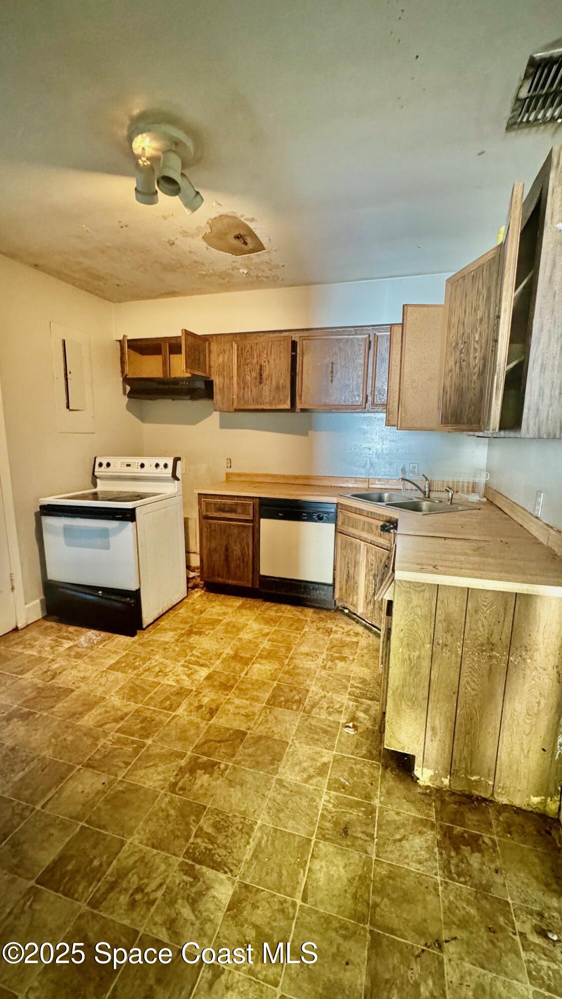 1050 Broadmoor Drive Cocoa, FL 32922 - Photo 8 of 16 kitchen/dining