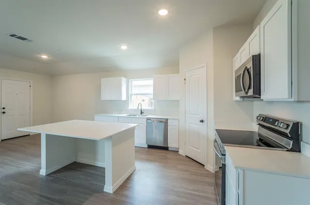 $291,990 | 404 Rose Avenue, Cleburne, TX 76033