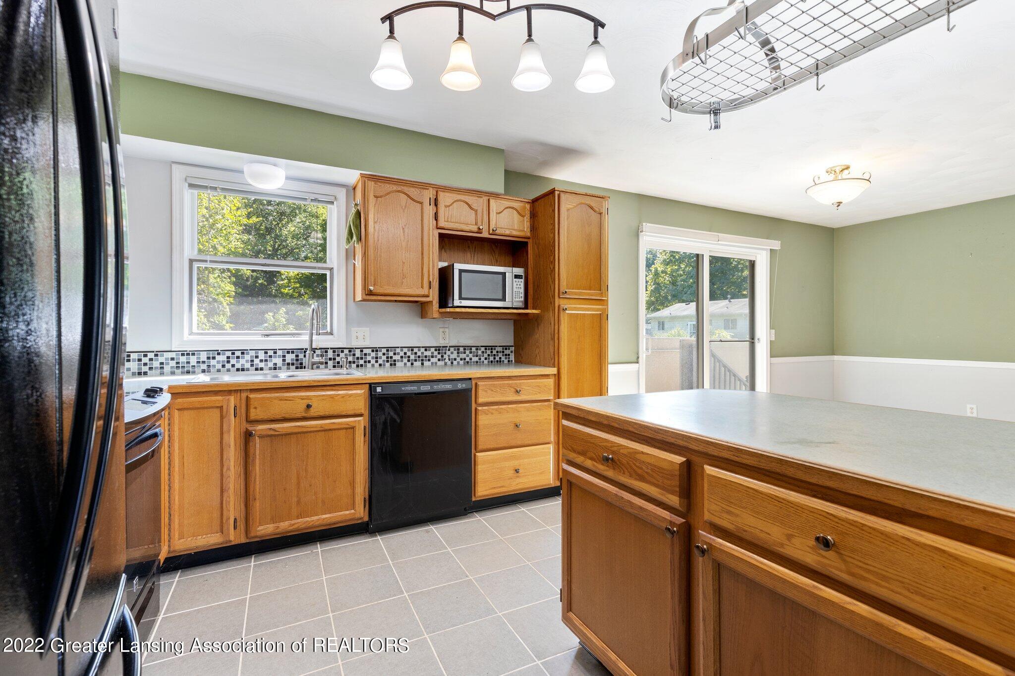 6527 Hilliard Road Lansing, MI 48911 - Photo 11 of 38 15-web-or-mls-0Z4A1458