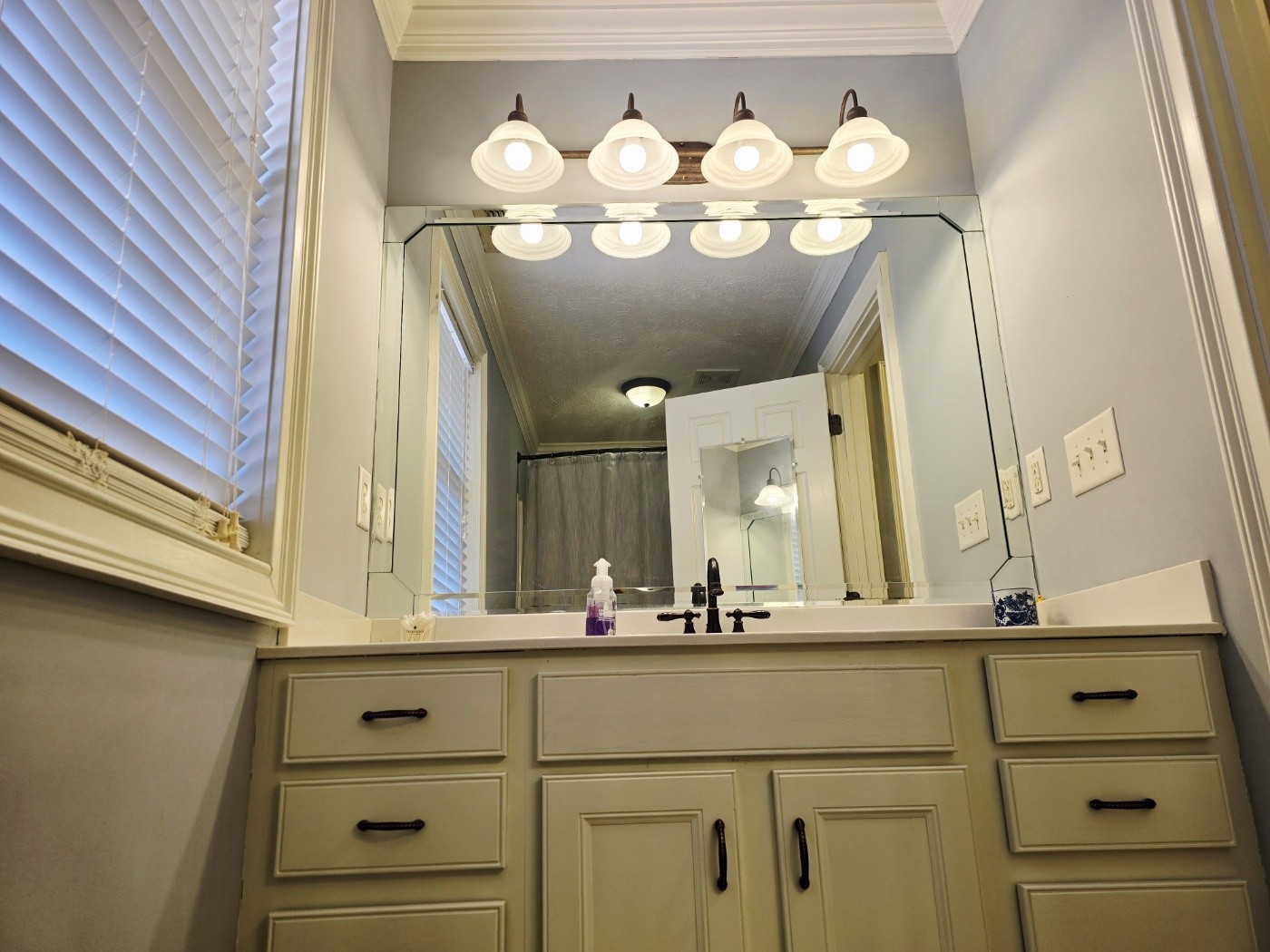 135 Excell Road, Unit 1003 Clarksville, TN 37043 - Photo 23 of 39 a bathroom with a sink and a mirror
