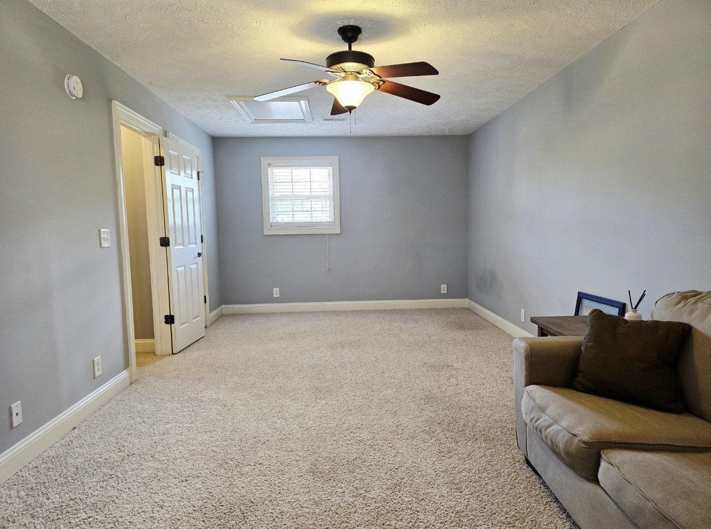 135 Excell Road, Unit 1003 Clarksville, TN 37043 - Photo 34 of 39 a living room with furniture