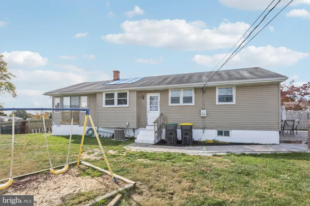 a view of a house with backyard