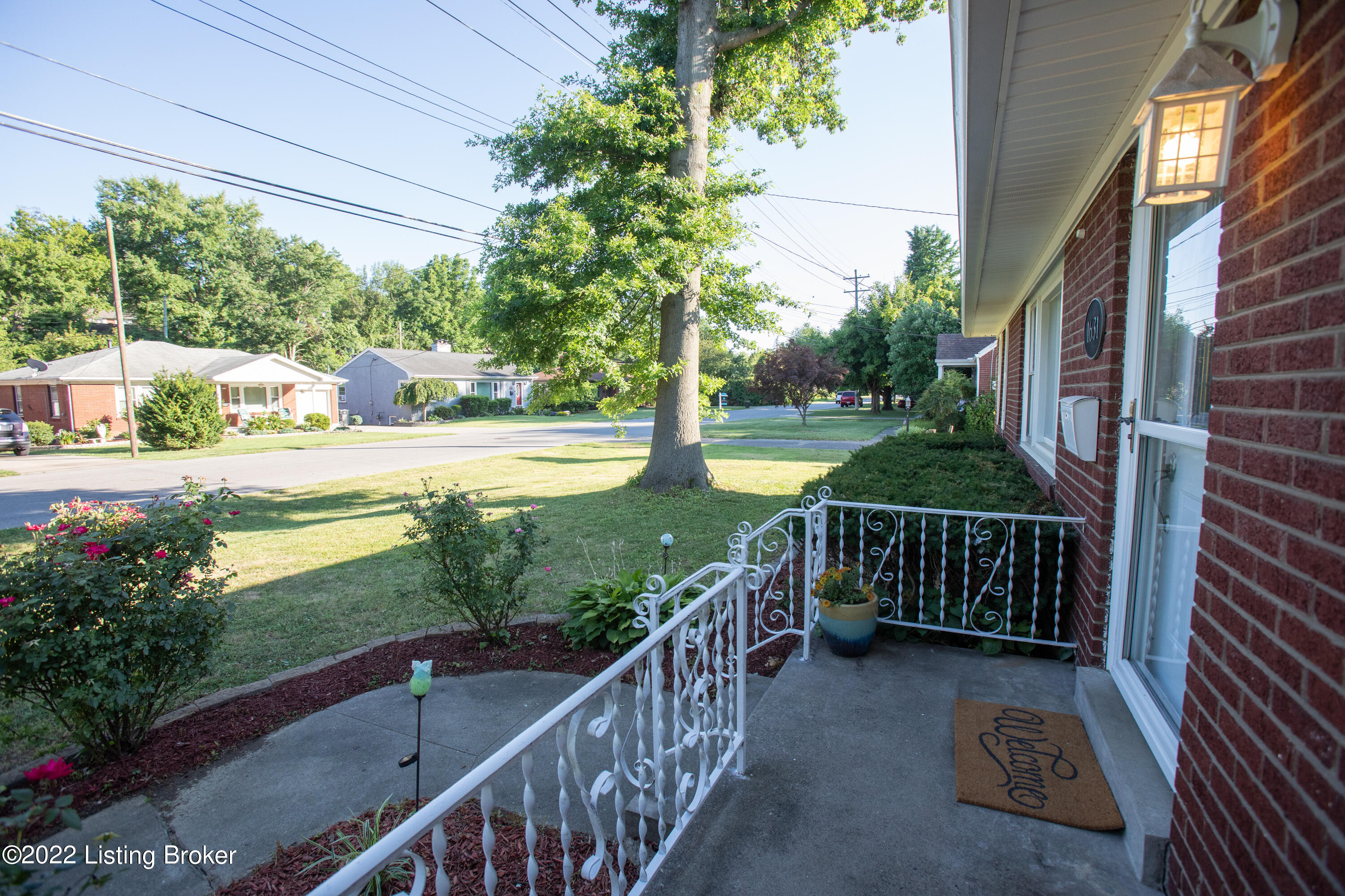 1631 Nightingale Road Louisville, KY 40213 - Photo 4 of 34 Front