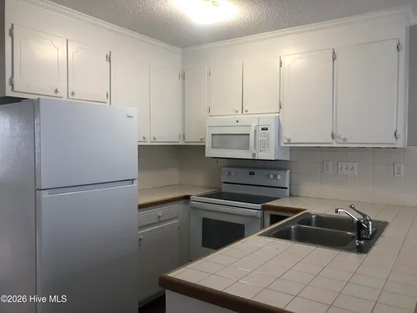 $950 | 3816 Sterling Pointe Drive, Unit I 4, Winterville, NC 28590
