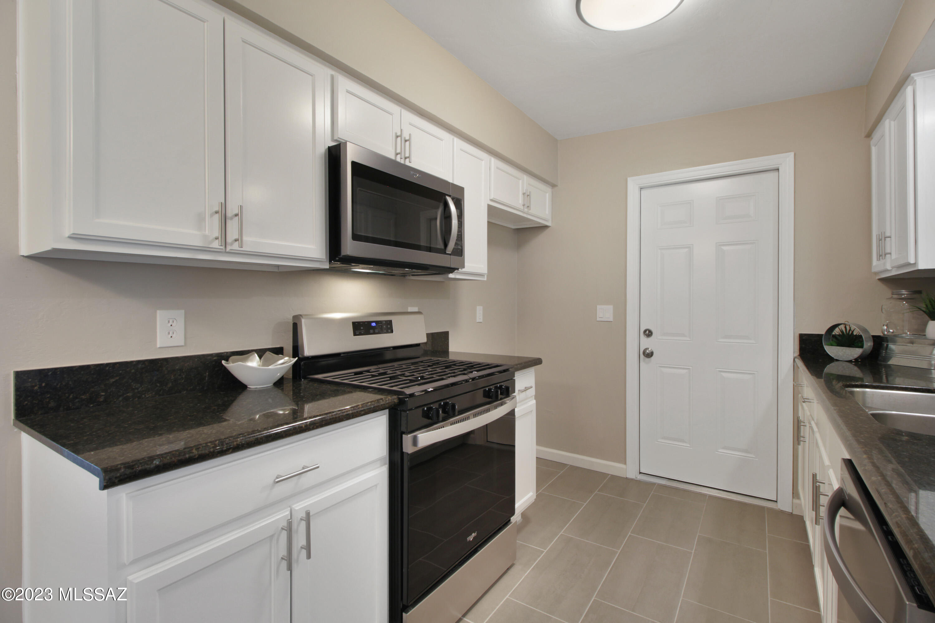9621 East Sellarole Road Tucson, AZ 85730 - Photo 9 of 32 Gallery Image 9