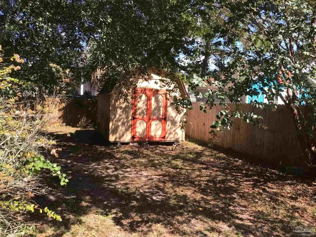 a view of a yard with a tree