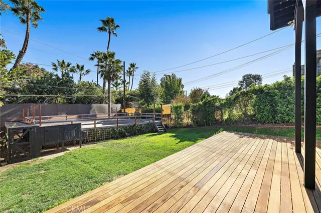 a view of a house with backyard and a garden