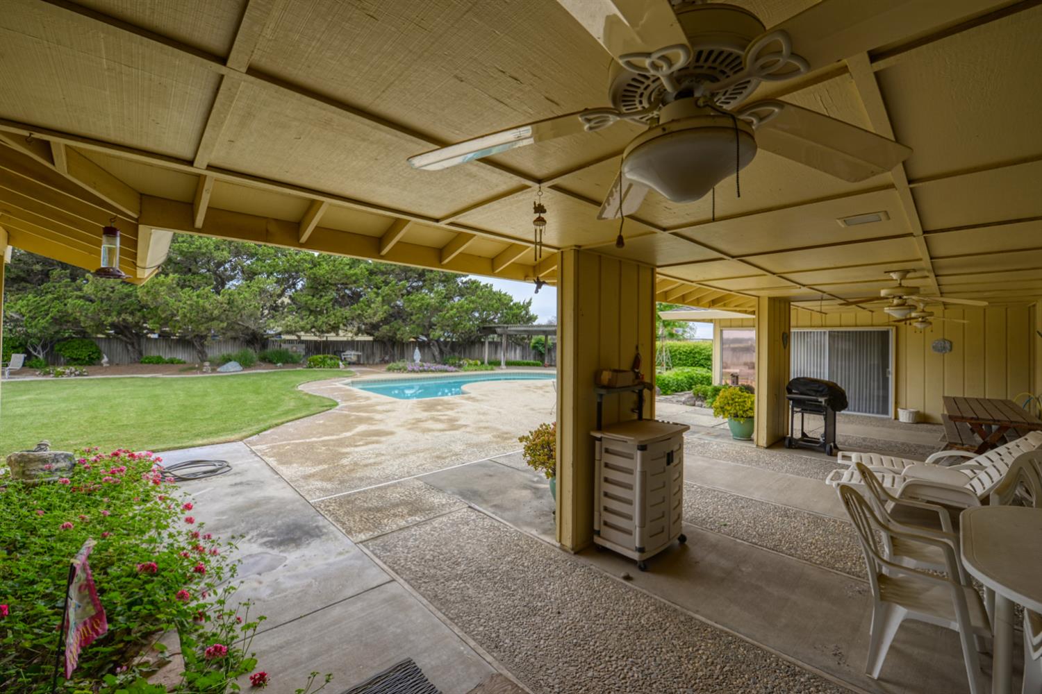 1471 Highway 33 Gustine, CA 95322 - Photo 29 of 57 a view of a patio with a table and chairs under an umbrella
