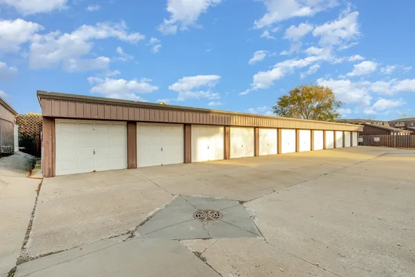 $164,800 | 1472 Rock Run Drive, Unit 1B, Crest Hill, IL 60403