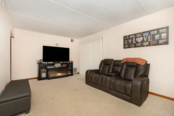 $164,800 | 1472 Rock Run Drive, Unit 1B, Crest Hill, IL 60403