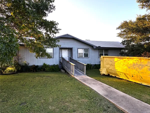 $185,000 | 705 East Umlang Street, Thorndale, TX 76577