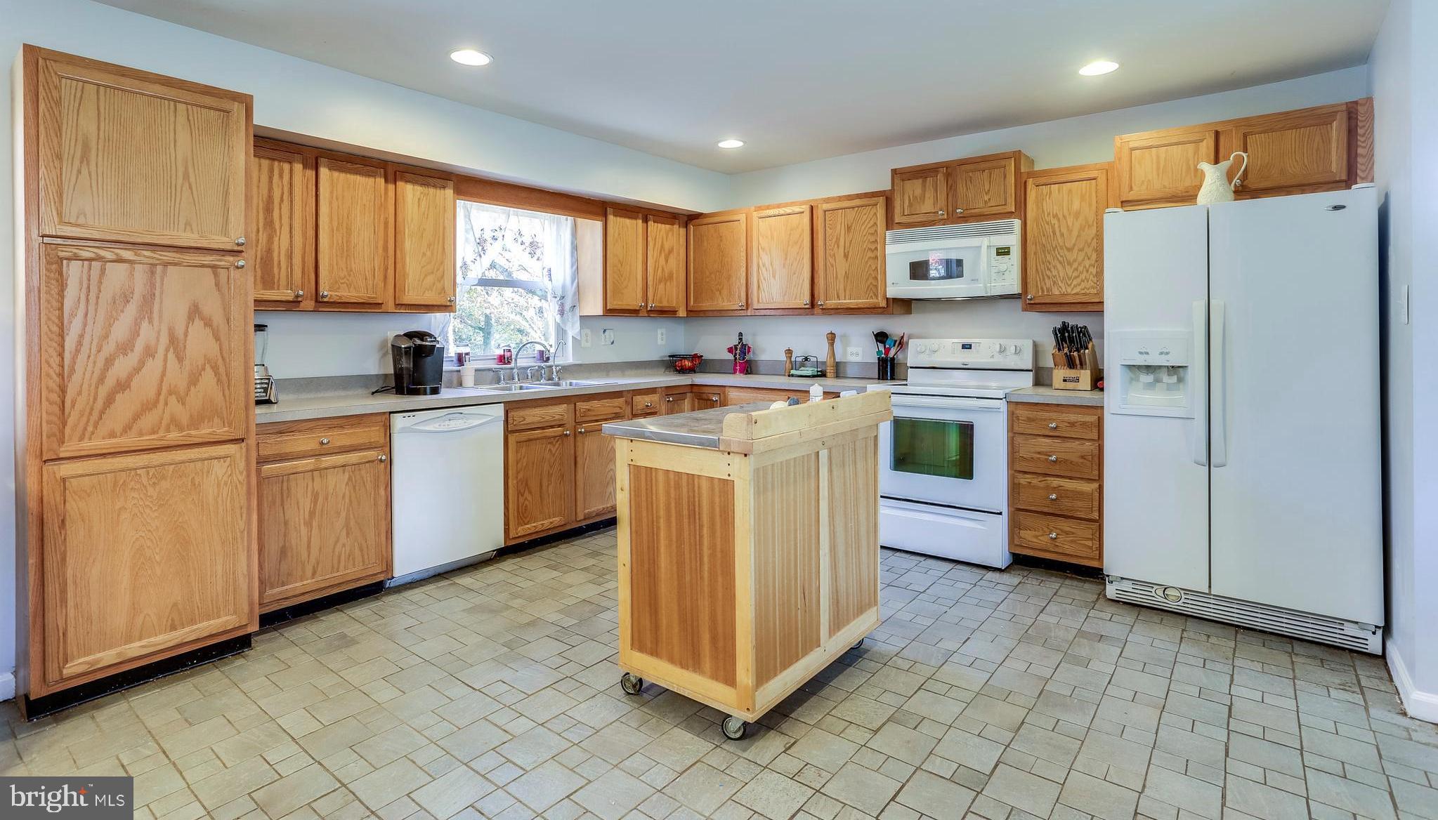263 Hickory Point Road Pasadena, MD 21122 - Photo 20 of 33 Kitchen with moveable island