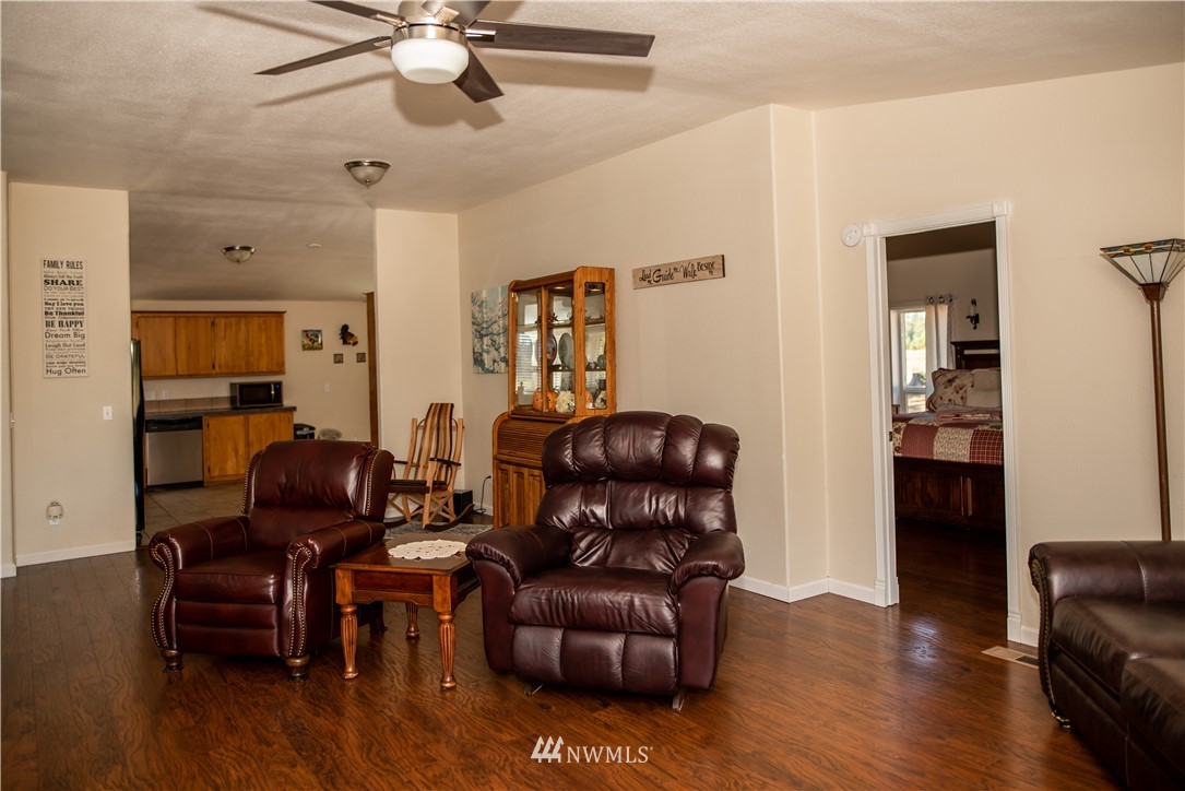 172 Fluckinger Road Toledo, WA 98591 - Photo 11 of 39 a living room with furniture