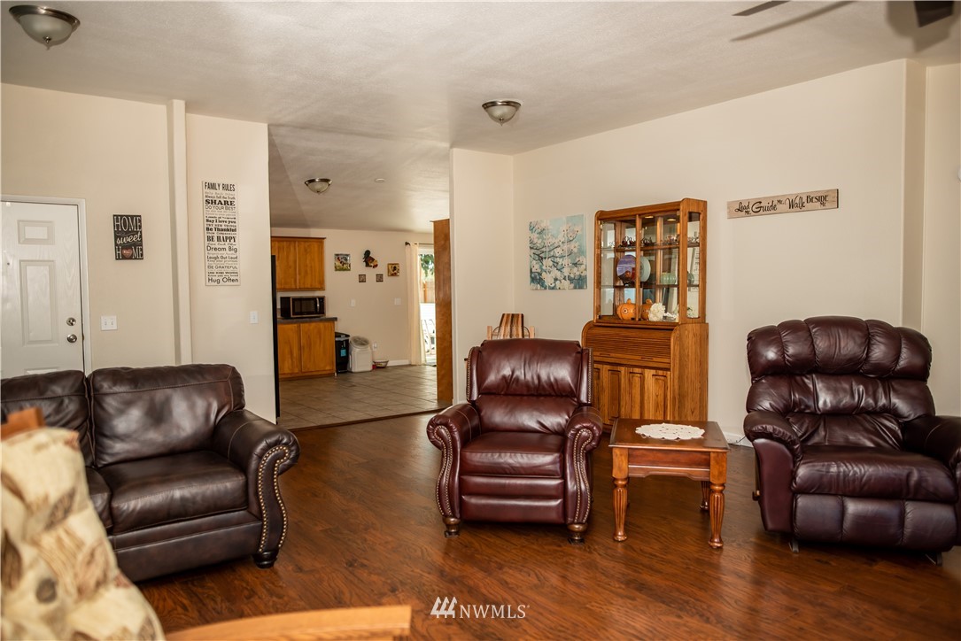 172 Fluckinger Road Toledo, WA 98591 - Photo 13 of 39 a living room with furniture