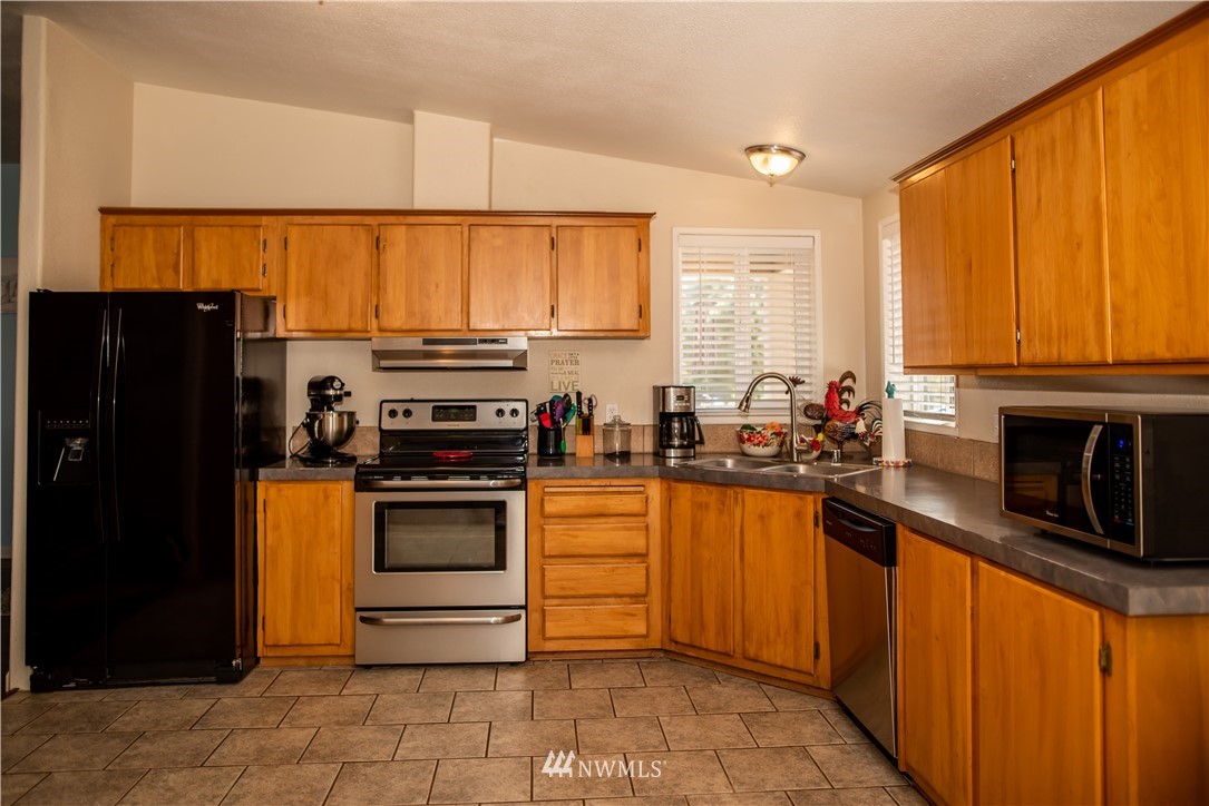 172 Fluckinger Road Toledo, WA 98591 - Photo 14 of 39 a kitchen with stainless steel appliances a stove sink and cabinets