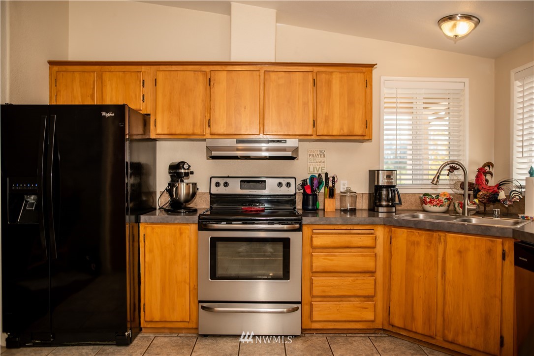 172 Fluckinger Road Toledo, WA 98591 - Photo 16 of 39 a kitchen with stainless steel appliances granite countertop a stove a refrigerator and a sink