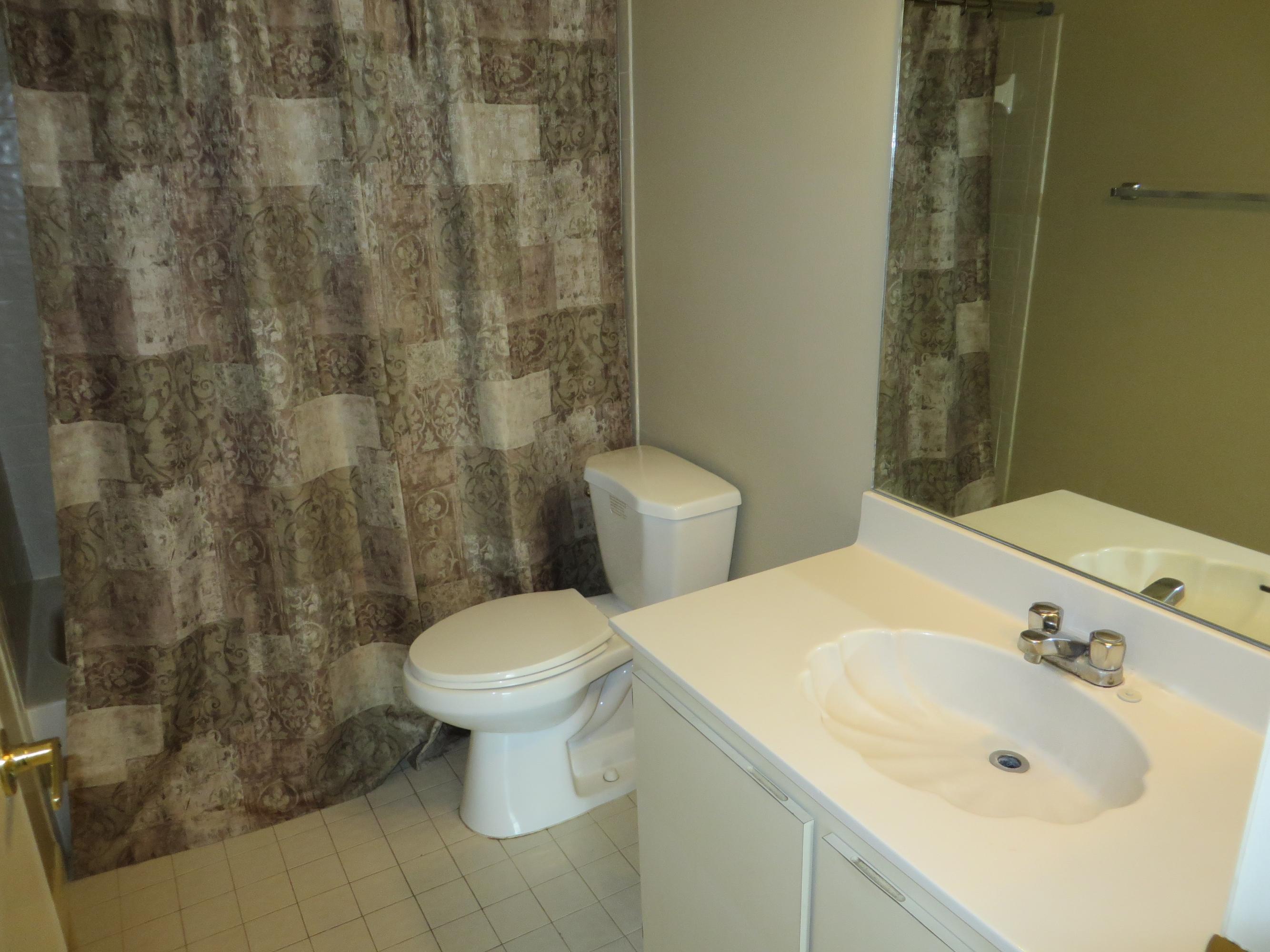 7 Cardiff Way Boynton Beach, FL 33426 - Photo 13 of 21 2nd Bathroom