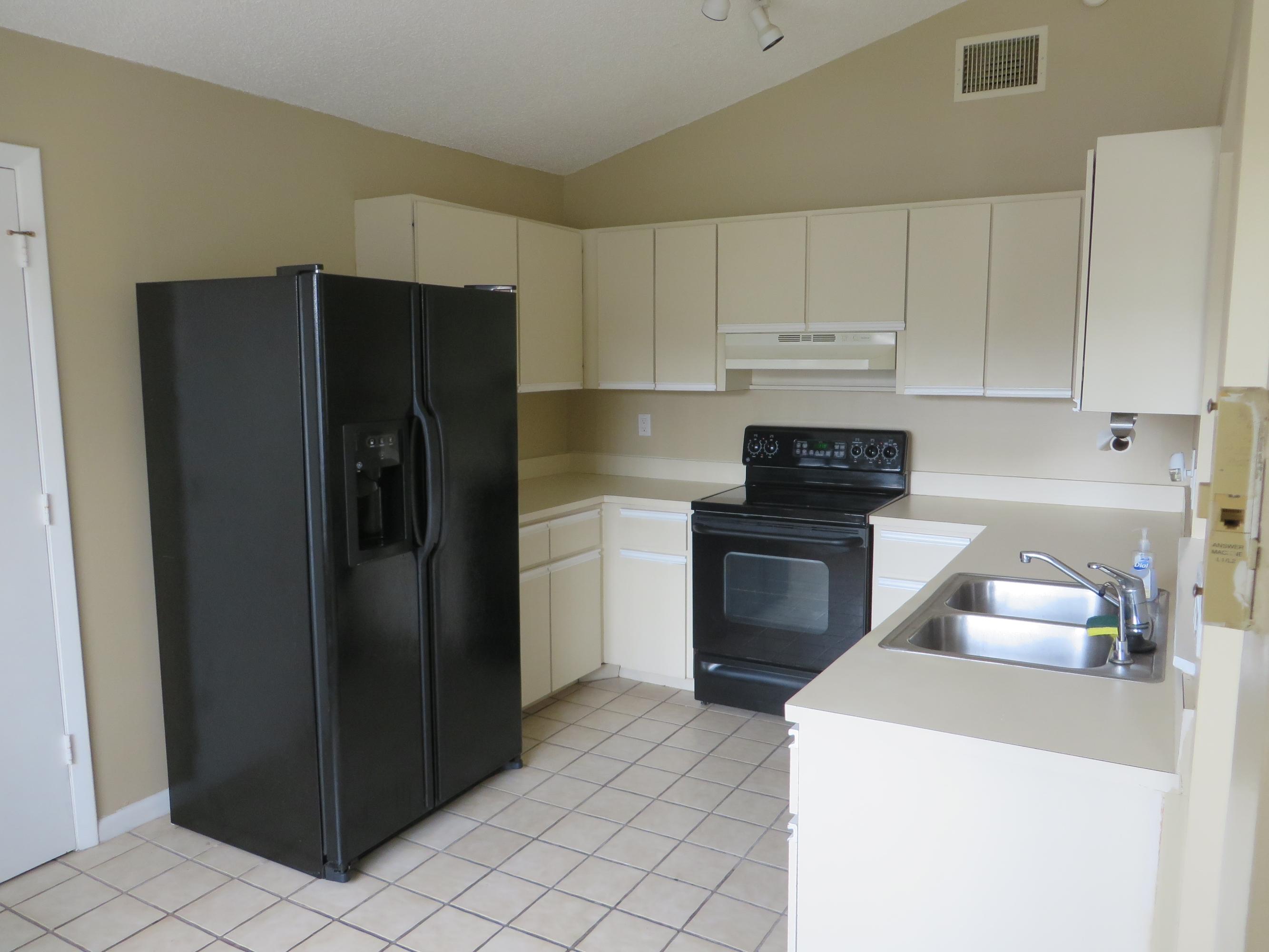 7 Cardiff Way Boynton Beach, FL 33426 - Photo 6 of 21 Kitchen