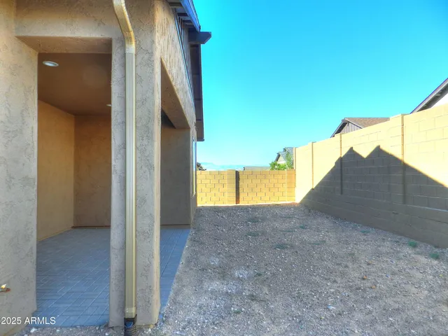 a view of a back yard