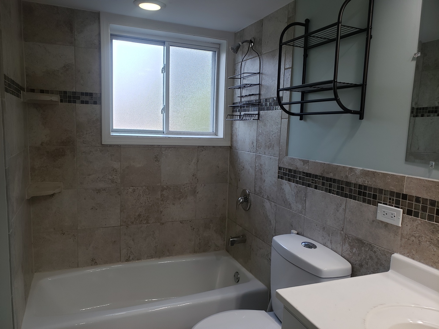 705 Strom Drive, Unit 2A West Dundee, IL 60118 - Photo 13 of 13 a bathroom with a bathtub and window