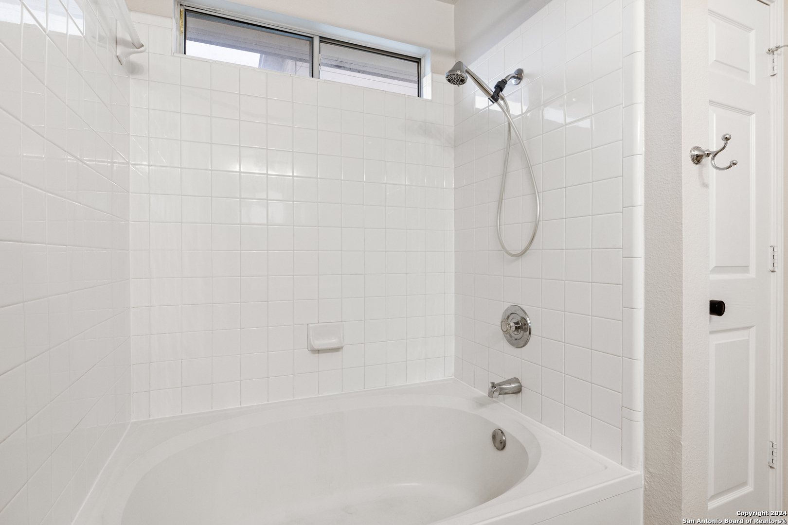 5211 Stormy Autumn San Antonio, TX 78247 - Photo 13 of 24 a bathroom with a shower and a bath tub