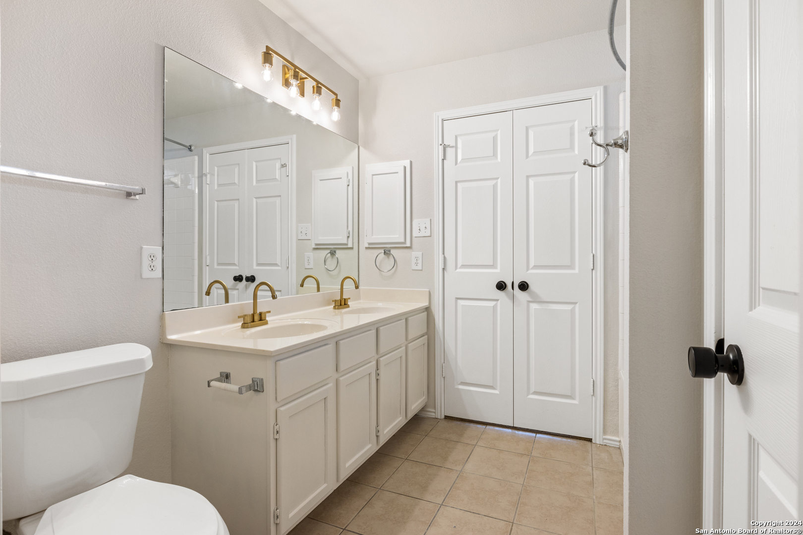 5211 Stormy Autumn San Antonio, TX 78247 - Photo 14 of 24 a bathroom with a toilet sink and mirror