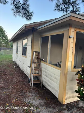 a view of a house with backyard