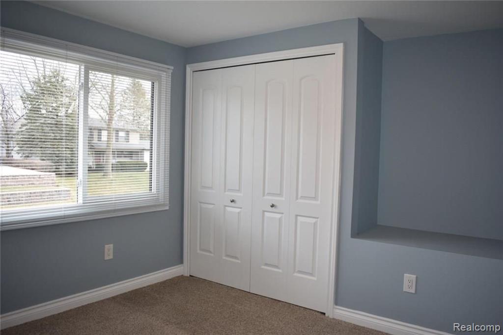 31035 Carriage Hill Road Farmington Hills, MI 48331 - Photo 20 of 32
