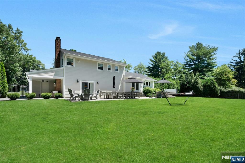 247 Oldwoods Road Franklin Lakes, NJ 07417 - Photo 3 of 26