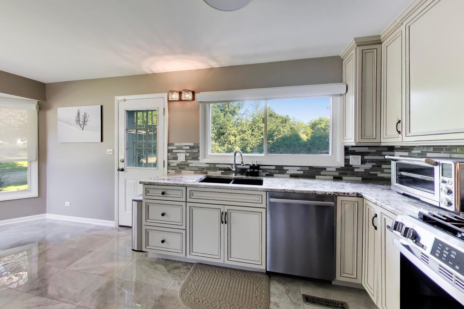 1939 Clover Road Northbrook, IL 60062 - Photo 11 of 41 Gallery Image 11