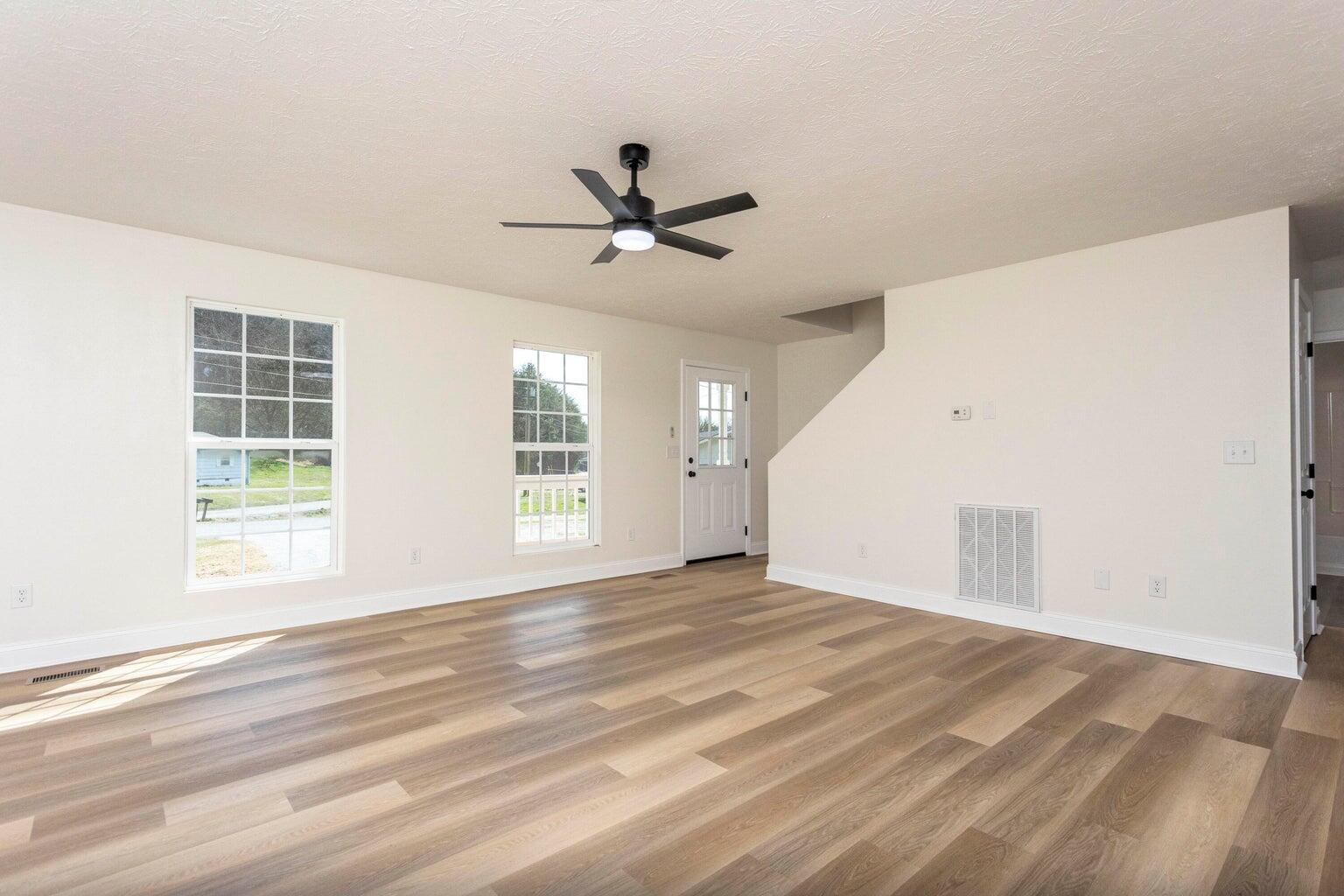 930 Garrison Road Dayton, TN 37321 - Photo 4 of 29 Living Room