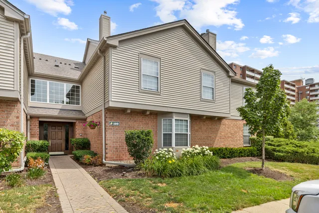 $200,000 | 100 White Oak Court, Unit 1, Schaumburg, IL 60195