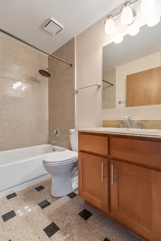 $200,000 | 100 White Oak Court, Unit 1, Schaumburg, IL 60195