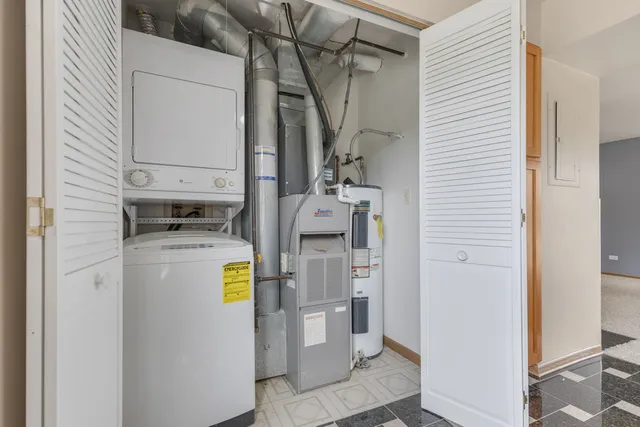 $200,000 | 100 White Oak Court, Unit 1, Schaumburg, IL 60195