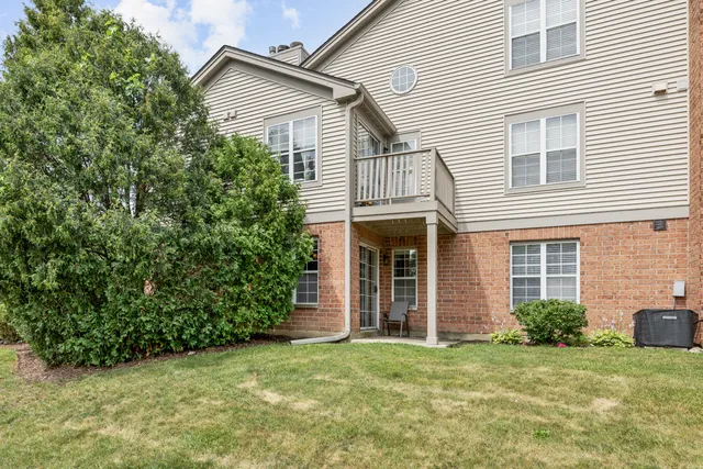 $200,000 | 100 White Oak Court, Unit 1, Schaumburg, IL 60195